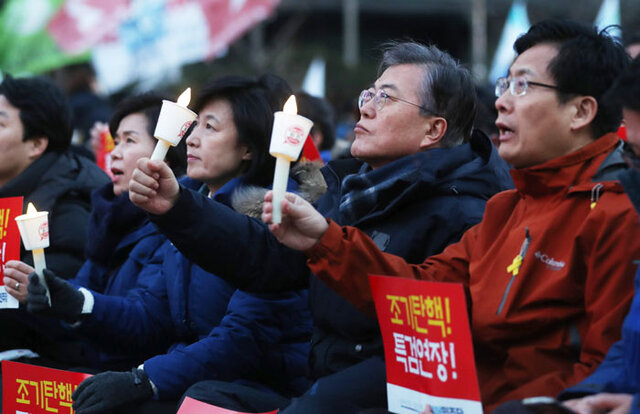 ▲ 더불어민주당 문재인(오른쪽 두번째) 전 대표가 지난  25일 서울 광화문에서 열린 촛불집회에 참가했다. 오른쪽부터 최성 고양시장, 문 전 대표, 추미애 대표. <br /><br />/연합뉴스