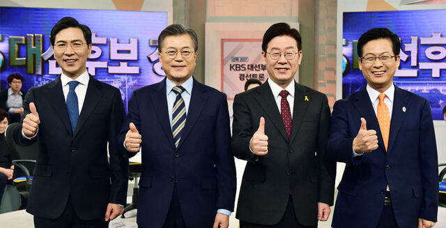 ▲ 더불어민주당 대선주자인 안희정(왼쪽부터) 충남도지사, 문재인 전 대표, 이재명 성남시장, 최성 고양시장이 19일 서울 영등포구 여의도 KBS 스튜디오에서 열린 `KBS 대선후보 경선토론회` 시작 전 엄지를 치켜세우며 기념촬영을 하고 있다. <br /><br />/연합뉴스