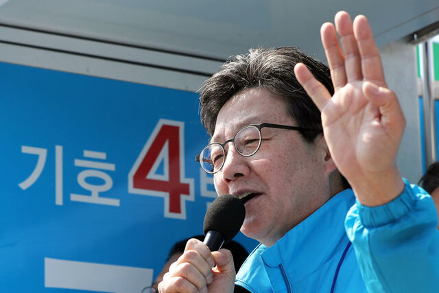 ▲ 바른정당 대선 후보인 유승민 후보가 2일 의성공설시장을 찾아 상주·의성·군위·청송 국회의원 재선거에 출마한 김진욱 후보 지원유세를 하고 있다.<br /><br />/연합뉴스