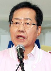 ▲ 자유한국당 홍준표 대선후보가 16일 오전 서울 여의도 당사에서 청년일자리 관련 공약을 발표하고 있다.  <br /><br />/연합뉴스
