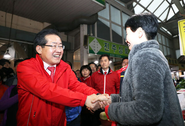 ▲ 제19대 대선 공식선거운동 첫날인 17일 각 지역의 전통시장을 돌며 서민대통령을 강조한 자유한국당 홍준표 후보가 대구 칠성시장에서 상인과 인사를 나누고 있다. <br /><br />/이용선기자