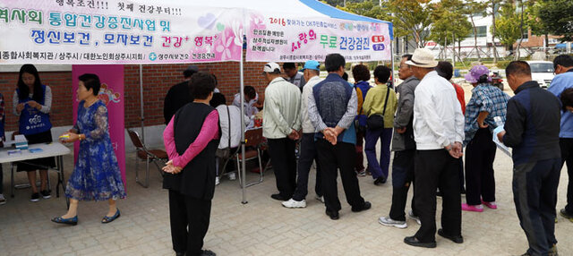 ▲ 상주시가 찾아가는 OK주민종합서비스 행사를 열고 있다.