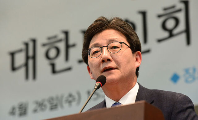 ▲ 바른정당 유승민 대선후보가 26일 오후 서울서 열린 `대한노인회 대선후보 초청 토론회`에서 노인정책을 발표하고 있다. <br /><br />/연합뉴스