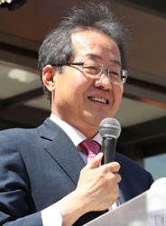 ▲ 홍준표 대선후보가 27일 오전 구미역에서 시민들에게 지지를 호소하고 있다.<br /><br />/연합뉴스