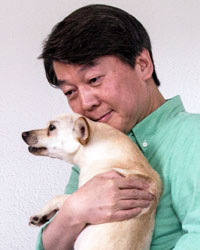 ▲ 국민의당 안철수 대선후보가 30일 오전 서울 마포구 서교동 동물보호시민단체 카라를 찾아 반려견을 품에 안은 채 이동하고 있다.<br /><br />/연합뉴스