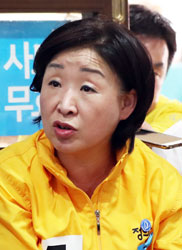 ▲ 정의당 심상정 대선후보가 30일 오후 사드 배치지역인 경북 성주군 초전면 성주골프장 인근 소성리 마을회관에서 주민들과 대화하고 있다<br /><br />./연합뉴스