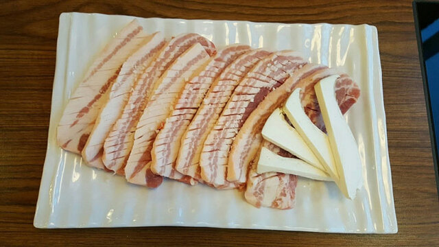 ▲ 칼집삼겹살.