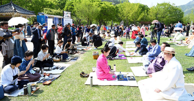 ▲ 문경찻사발과 도자기의 매력을 느끼며 화사한 봄날을 만끽하는 관광객들.