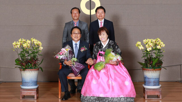 ▲ 농협중앙회 `이달의 새농민상` 5월 수상자로 선정된 홍재학·이윤복씨 부부. <br /><br />/경북농협 제공