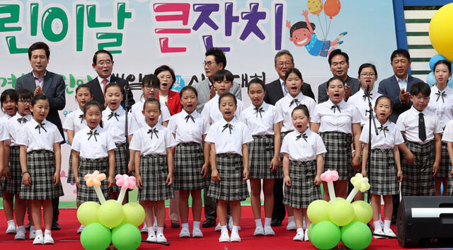 ▲ 내빈들이 어린이 합창단과 함께 어린이날 노래를 부르고 있다.