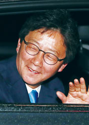 ▲ 바른정당 유승민 후보가 제19대 대통령 선거 투표가 치러진 9일 오후 서울 여의도 당사를 방문한 뒤 차를 타고 귀가하고 있다.