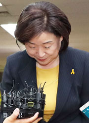 ▲ 정의당 심상정 후보가 제19대 대통령선거일인 9일 오후 서울 여의도 정의당 당사를 방문해 방송사 출구조사에 대한 소회를 밝히고 인사하고 있다.<br /><br />  /연합뉴스