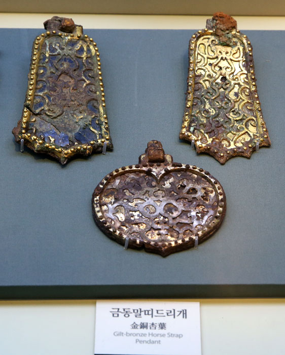 ▲ 이차돈과 법흥왕이 생존했을 당시 신라의 예술적 감각을 보여주는 금동 장신구.