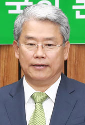 ▲ 국민의당 김동철 신임 원내대표가 16일 새 원내지도부로 선출된 뒤 취재진을 향해 포즈를 취하고 있다.<br /><br />/연합뉴스