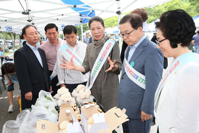 ▲ 남유진 구미시장이 금오산 대주차장에서 열리는 금요직거래장터를 방문해 지역 농특산품에 대한 설명을 듣고 있다.