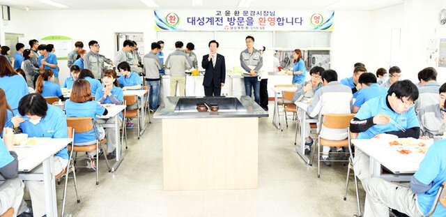 ▲ 문경에 자리잡은 기업체를 방문한 고윤환 시장이 직원들을 격려하고 있다.