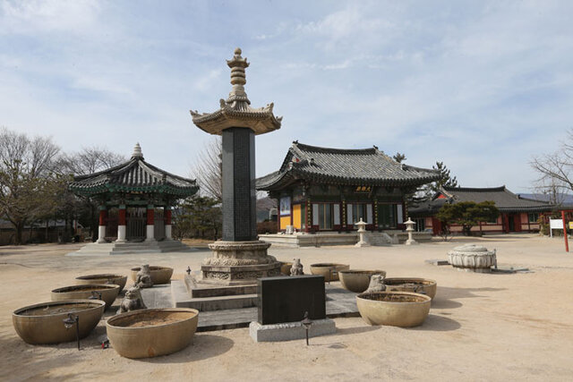▲ 세월이 흘러 흥륜사가 있던 곳으로 추정되는 터에 새롭게 지은 사찰. 모조품 `이차돈 순교비`와 석등, 범종, 대웅전 등이 보인다.  <br /><br />사진/이용선기자