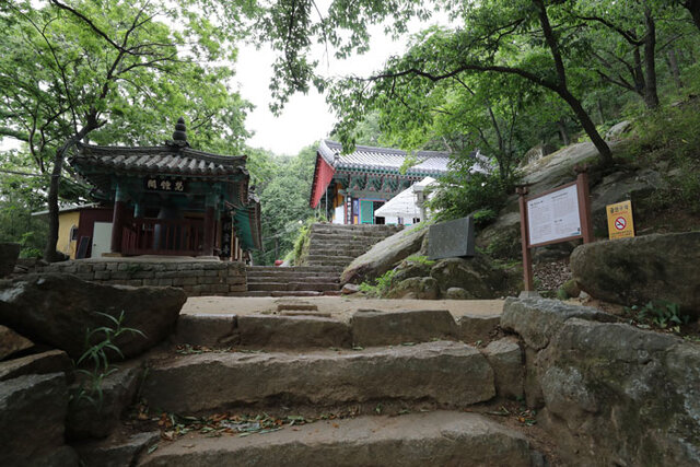 ▲ 현재의 백률사는 대웅전과 요사채로 이뤄진 작은 규모의 절이다.