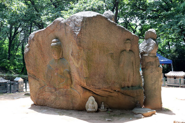 ▲ 백률사로 오르는 소금강산 초입엔 `굴불사지 석조사면불상`이 웅장한 모습으로 서 있다.
