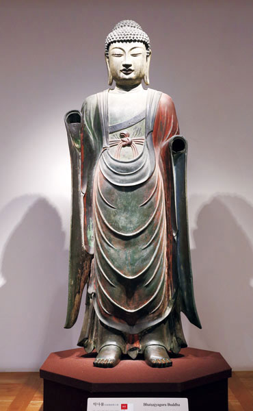 ▲ `순교자` 이차돈의 잘린 머리가 떨어졌다는 백률사에서 발견돼 1930년 국립경주박물관으로 옮겨진 금동약사여래입상은 국보 28호다.