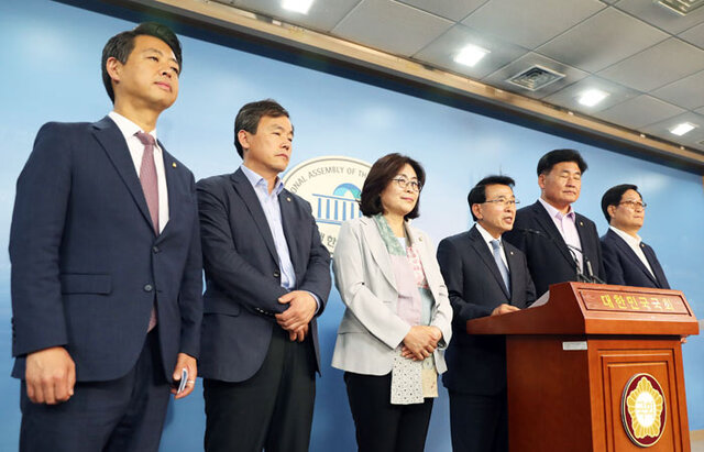 ▲ 더불어민주당 사드대책특별위원회 심재권 위원장이 1일 서울 여의도 국회 정론관에서 국방부의 사드 발사대 추가배치 보고누락 관련 입장을 발표하고 있다. <br /><br />/연합뉴스