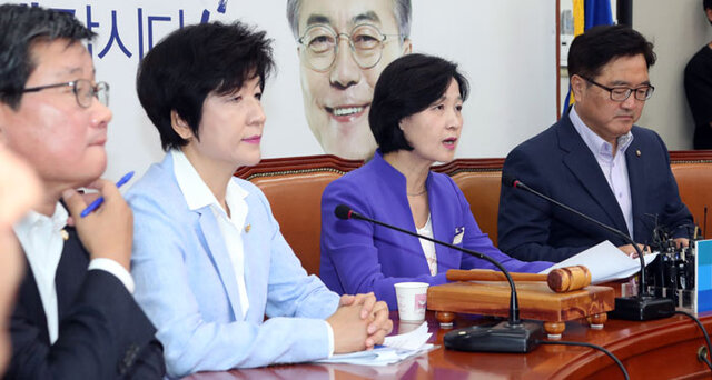 ▲ 더불어민주당 추미애 대표(오른쪽 두번째)가 지난 5일 국회에서 열린 최고위원회의에서 야권을 향해 `김상조 때리기` 중단을 촉구하고 있다. <br /><br />/연합뉴스