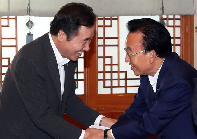 ▲ 이낙연 국무총리가 14일 오전 청와대에서 열린 시도지사 간담회에서 김관용 경북지사와 인사하고 있다. <br /><br /> /연합뉴스