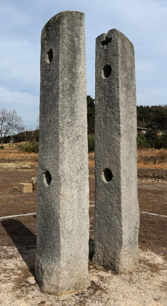 ▲ 경주 탑동 남산 자락에서 만난 `남간사지 당간지주`. 인적 드문 벌판에 외롭게 서 있는 모습이 몰락한 왕조의 쓸쓸함을 떠올리게 한다.