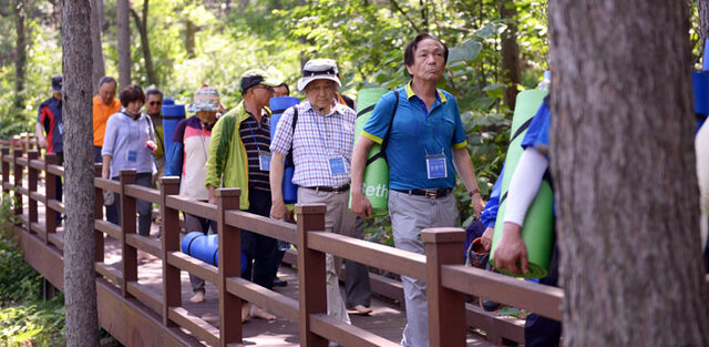 ▲ 국립산림치유원을 찾은 탐방객들.