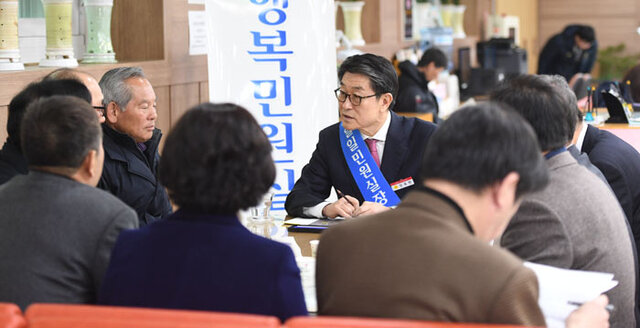 ▲ 장욱현 영주시장은 매주 수요일 민원인과 함께 `행복민원실`을 운영한다.<br /><br />