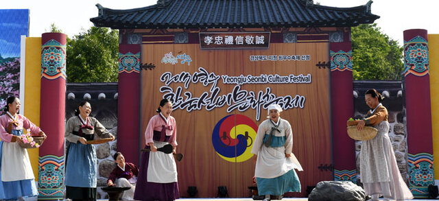 ▲ 순흥지역에서 내려오던 내방가사를 마당놀이로 만든 `덴동어미` 공연.<br /><br />