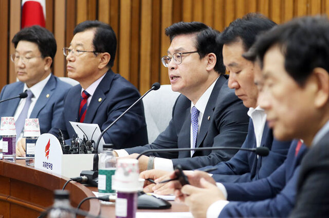 ▲ 자유한국당 정우택 당대표 권한대행 겸 원내대표가 20일 오전 국회에서 열린 원내대책회의에서 발언하고 있다.<br /><br />/연합뉴스