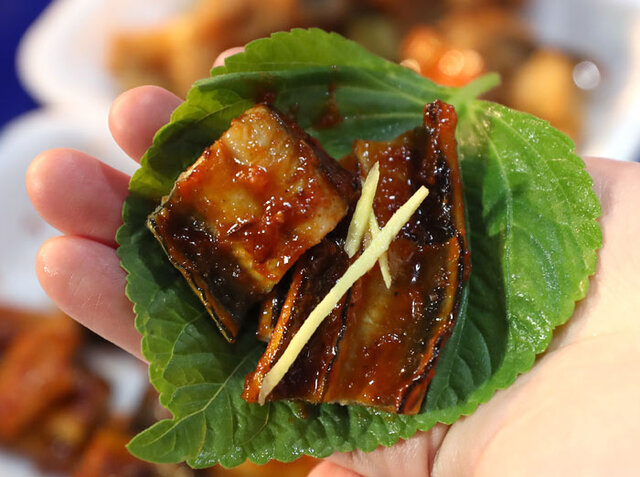 ▲ 깻잎과 잘 어울리는 검은돌장어 양념구이 한 쌈.