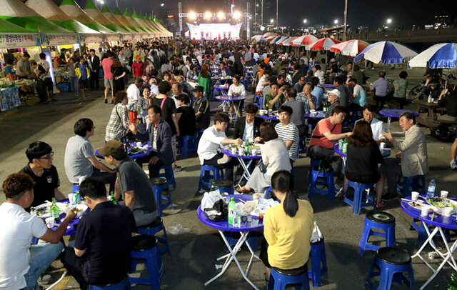 ▲ 포항의 특산물인 영일만 검은돌장어 요리를 맛보기 위해 방문한 시민들이 행사장을 가득 메우고 있다.