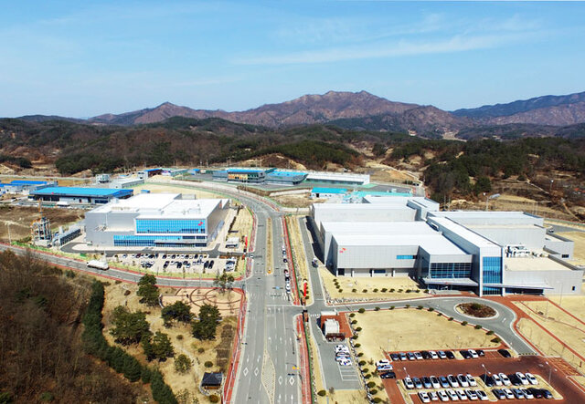 ▲ 경북바이오산업단지내 들어선 백신산업(좌 SK플라즈마, 우 SK케미칼)