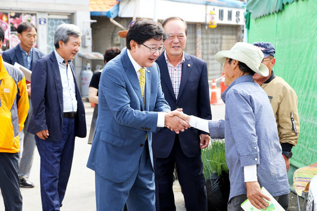 ▲ 풍천구담시장을 찾은 권영세 안동시장이 시민과 대화의 날을 통해 시민과 소통하고 있다.