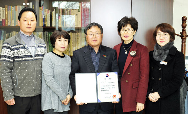 ▲ ② 2016년 여성가족부 장관상을 수상한 후 권상원 행정복지국장(가운데)과 직원들이 기념촬영을 하고 있다.<br /><br />