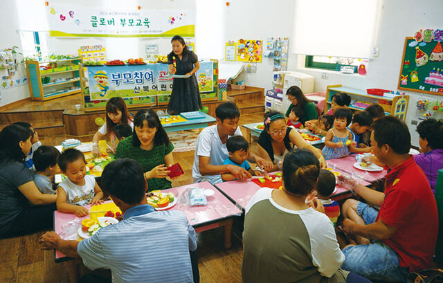 ▲ 문경시 육아종합지원센터에서 열린 부모와 조부모 대상 `클로버 부모·조부모 교육`.