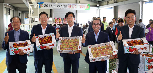 ▲ 청도군 농산물 공판장 개장 행사에 참석한 관계자들.