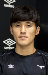 ▲ 포항에서 뛰다 성남으로 임대된 김동기가 포즈를 취하고 있다. <br /><br />/성남FC 제공