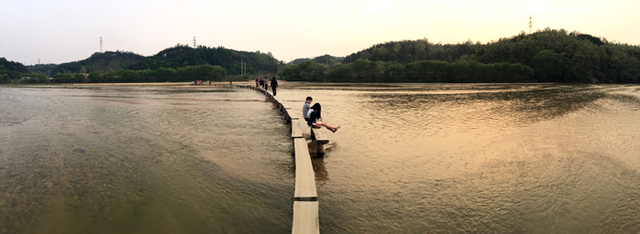 ▲ 영주시 문수면 수도리 무섬마을의 외나무 다리. 원래는 `물섬마을`이라 불렸다고 한다. 물에 둘러싸여 마치 섬과 같은 이 마을과 바깥을 연결시켜주는 유일한 통로가 저 다리였다. 1979년 수도교가 생기면서 이 다리는 본래의 기능을 잃었지만, 마을 사람들은 이 다리를 버리지 않았다. 이 외나무다리의 길이는 150m가 넘고 폭은 30cm 정도다. 장마에 떠내려가 해마다 다리를 다시 만들어야 하지만 마을 사람들은 이 수고를 마다하지 않는다. 그런 점에서 이 다리는 공간과 공간만이 아니라 시간과 시간까지도 이어주고 있다.