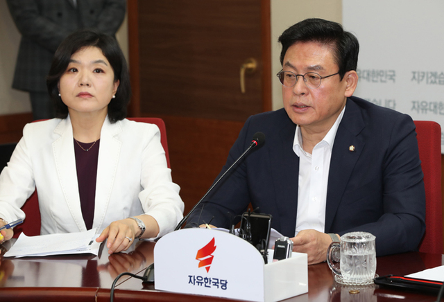 ▲ 자유한국당 정우택(오른쪽) 원내대표가 24일 서울 여의도 자유한국당 당사에서 열린 최고위원회의에서 발언하고 있다. <br /><br />/연합뉴스