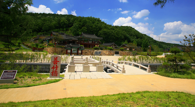 ▲ 개성의 선죽교와 같은 크기로 만들어진 영천의 선죽교. 뒤로는 임고서원의 기와가 미려한 모습을 드러내고 있다.