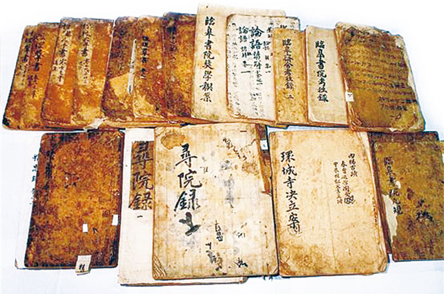 ▲ 임고서원엔 수백 권의 귀한 고서적이 전시돼 관광객을 반긴다.