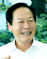 ▲ 포은과 임고서원에 관한 이야기를 들려주고 있는 김영석 영천시장.