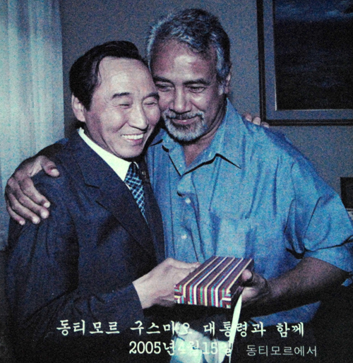 ▲ 2005년 당시 동티모르 구스마오 대통령이 신재학 회장에게 고마움을 표시하고 있다.