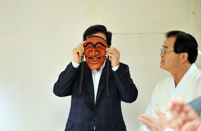 ▲ 이낙연 총리가 선물 받은 양반탈을 직접 써 보고 있다.