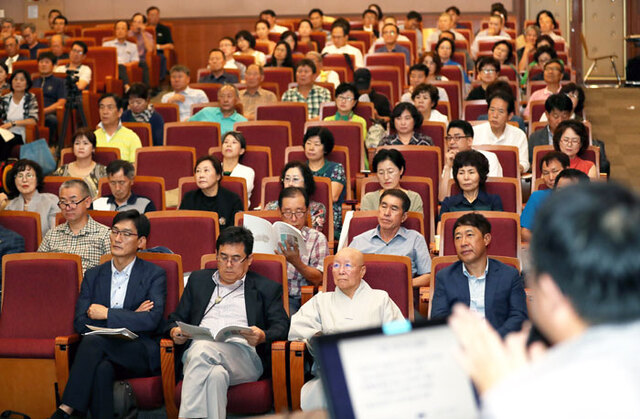 ▲ 경상북도와 경주시가 주최하고 경북매일신문이 주관한 `2017 이차돈 성사 학술발표회`가 27일 국립경주박물관 강당에서 열렸다. 휴일에도 강당을 가득 메운 참석자들이 발제자의 발표를 경청하고 있다.