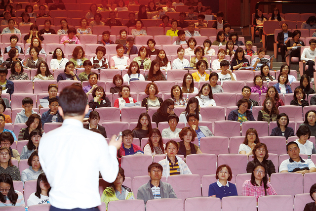 ▲ 내달 11일부터 2018학년도 대학 수시모집이 본격적으로 시작된다. 올해 수능부터는 영어영역이 절대평가로 전환되는 등 입시에서 변화가 예상되는 가운데, 대학마다 수시모집 선발 규모를 늘리며 역대 최대를 기록하고 있다. 해마다 바뀌는 입시 정책과 전형을 살피기 위해 대입설명회에 참석한 학부모들이 입학사정관의 설명을 경청하고 있다.<br /><br /> /경북매일DB<br /><br />