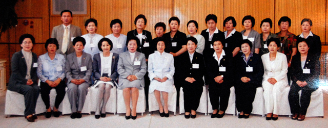 ▲ 고(故)김대중 대통령 부인 이희호 여사(앞줄 가운데)가 지역의 여성리더를 만나기 위해 방문했을 당시 참석한 이화자 전 경상북도 새마을부녀회장(이희호 여사 왼쪽).